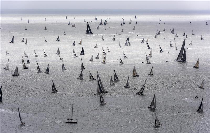 2015 Rolex Fastnet Fleet  heading into the English Channel (Rolex/Kurt Arrigo) 